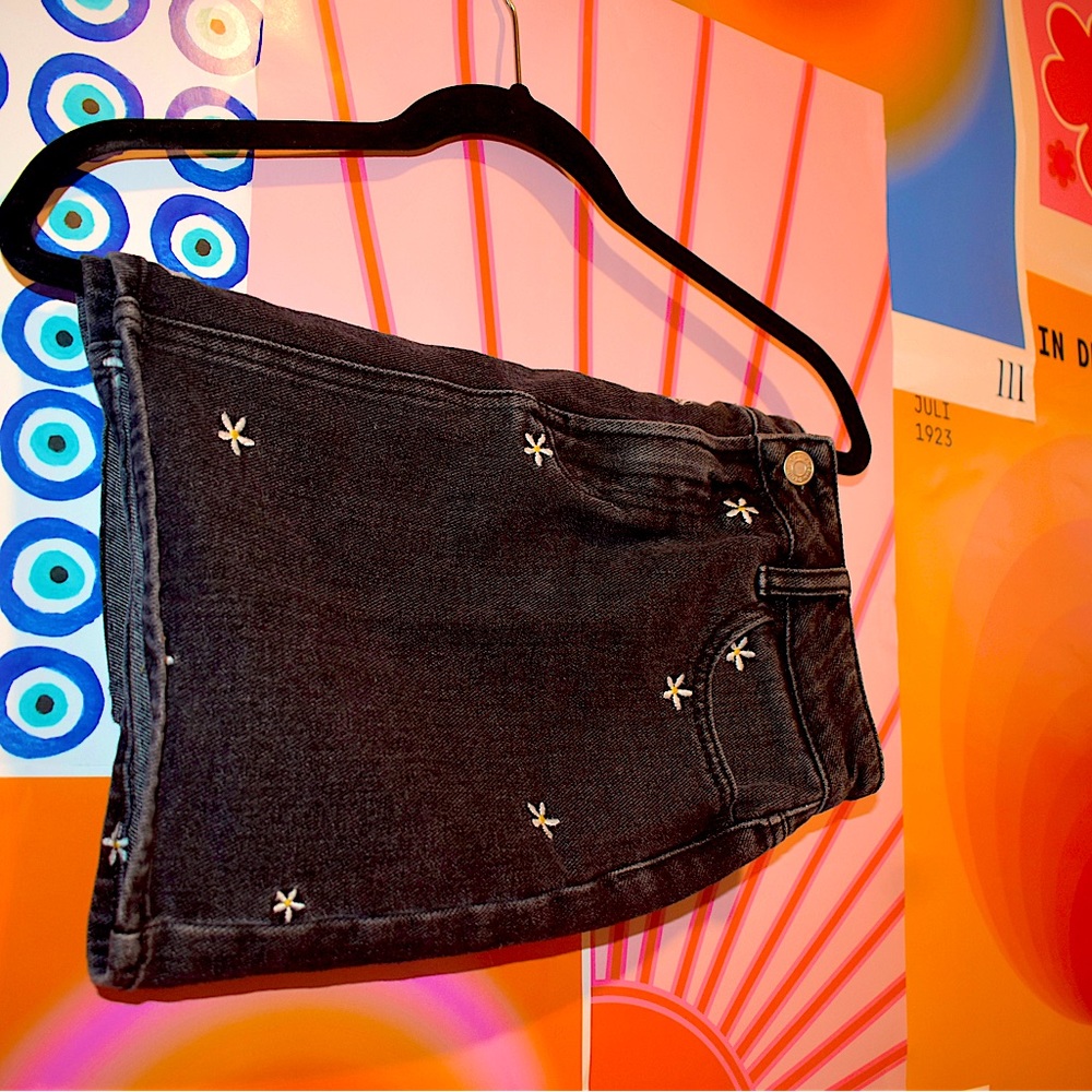 BLACK DENIM HIGH-RISE SKIRT WITH DAISES
